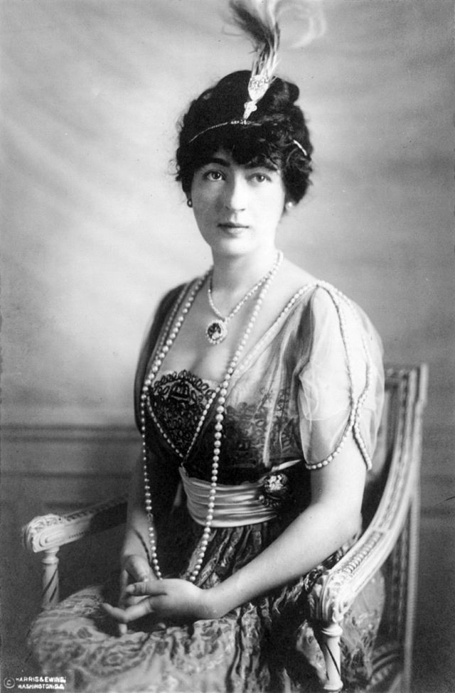 Portrait of Evalyn Walsh McLean wearing the Hope Diamond